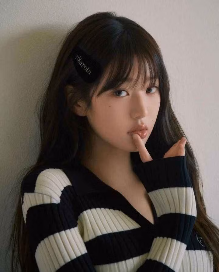 Jang Won Young sinh năm 2004, cao 1,73 m, nổi tiếng khi tham gia chương trình Produce 48 năm 2018. Năm 2022, cô ra mắt trong nhóm nhạc IVE của Starship.