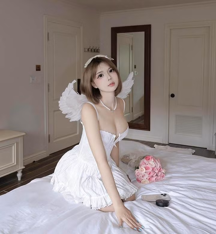 Với mái tóc ngắn nhuộm màu sáng và trang điểm nhẹ nhàng theo phong cách "búp bê", Hà Phương Boo thể hiện được sự cân bằng giữa nét đáng yêu và vẻ gợi cảm trưởng thành.
