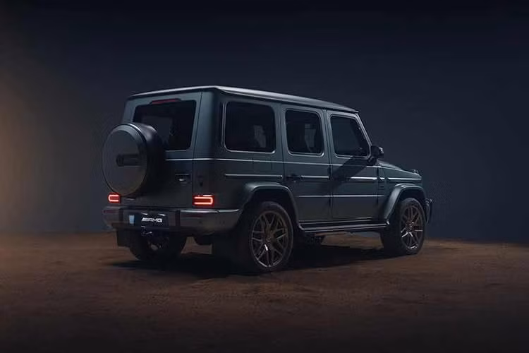 Với hệ thống treo độc lập phía trước và hệ thống treo liên kết 5 điểm phía sau, G63 Mirage Edition được đánh giá là có khả năng off-road tốt hơn. hêm vào đó, người lái còn có thể sử dụng chức năng Dynamic Select ở cụm điều khiển để tùy chọn chế độ lái Slippery/ Comfort/ Sport/ Sport+/ Individual...