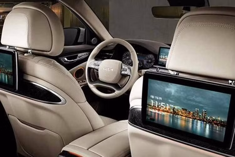 Tuy nhiên, sau đó, lượng tiêu thụ của Kia K9 liên tục giảm mạnh, chỉ còn 1.581 xe trong năm 2025 và 734 xe trong nửa đầu năm 2026. Genesis G80 - mẫu xe có chung nền tảng kỹ thuật với Kia K9 - đạt doanh số 41.291 xe trong năm 2025 dù được định vị ở phân khúc cao cấp hơn.