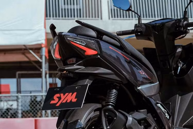 So với đời máy cũ của SYM, công suất tối đa của JET SL đã tăng từ 13,0 mã lực lên 13,2 mã lực, với mức tiêu hao nhiên liệu 50,0 km/l; trong khi đó, phiên bản cao cấp hơn, JET SL+, thậm chí còn chứng kiến ​​công suất tối đa tăng cao hơn nữa từ 15,8 mã lực lên mức đáng kinh ngạc 16,3 mã lực, trong khi vẫn duy trì mức tiêu hao nhiên liệu 47km/l.