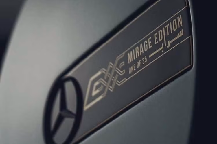 Điểm nhấn của mẫu xe SUV hạng sang Mercedes-AMG G63 Mirage Edition nằm ở lớp sơn ngoại thất Manufaktur Made to Measure Verde Silver Magno, có khả năng thay đổi sắc độ tùy theo ánh sáng, góc nhìn và chuyển động của xe.