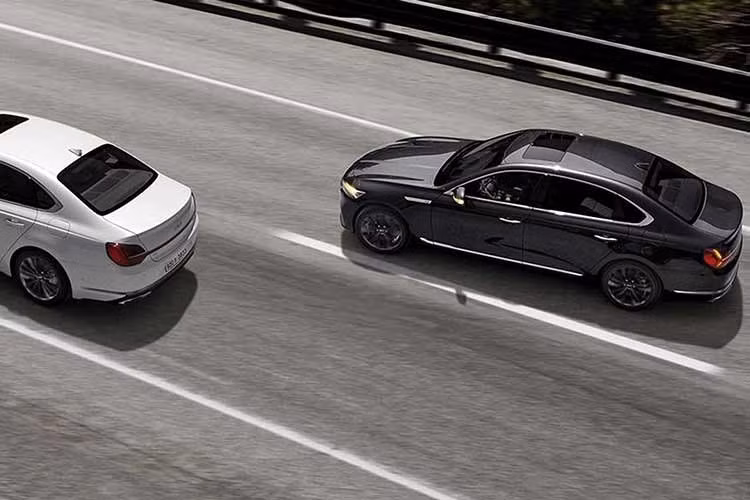 Kia K9 chưa từng được trang bị hệ truyền động hybrid và chỉ sử dụng động cơ V6 kể từ khi phiên bản máy xăng V8 hút khí tự nhiên bị loại bỏ vào năm 2021. Tại thị trường Hàn Quốc, mẫu xe này hiện có giá khởi điểm từ 60,34 triệu Won (khoảng 1,05 tỷ đồng).