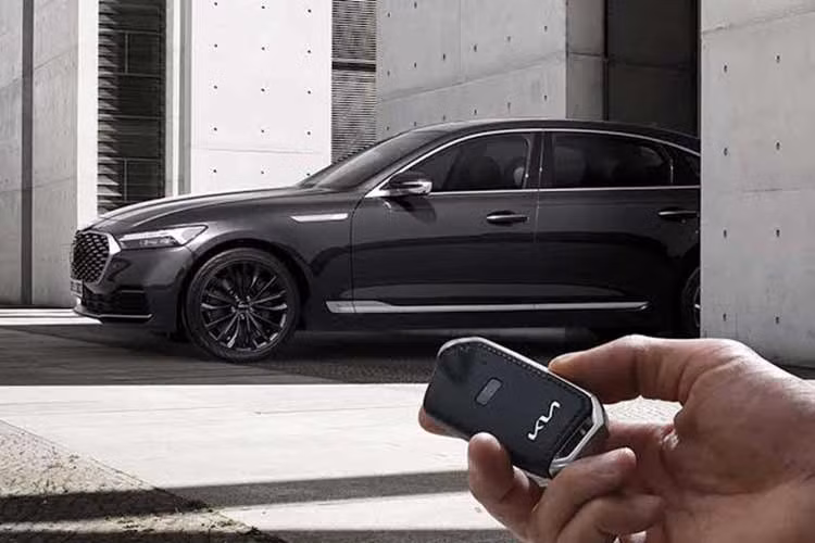 Việc dừng sản xuất K9 sẽ giúp Kia giải phóng nguồn lực nghiên cứu và phát triển để tập trung vào các dự án có khả năng sinh lời cao hơn. Bên cạnh đó, dây chuyền sản xuất từng dành cho mẫu sedan này sẽ được chuyển sang phục vụ các dòng xe điện và xe chuyên dụng PBV (Purpose-Built Vehicle) trong tương lai.