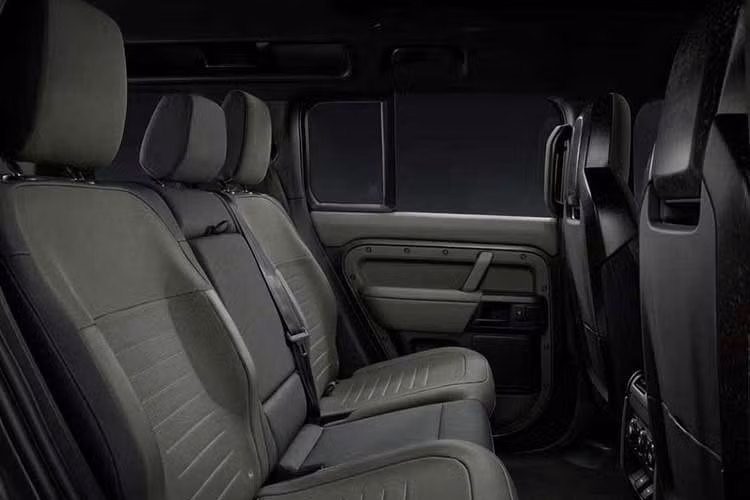 Các mẫu xe tiếp theo được trang bị động cơ V8 này sẽ là các phiên bản M Performance của X5 mới và dòng 7 Series được nâng cấp, cùng với X7 thế hệ thứ hai. Ngoài động cơ yếu hơn, thay đổi còn lại của Defender OCTA chỉ là thêm lựa chọn màu sơn mới là xanh lá Woolstone.