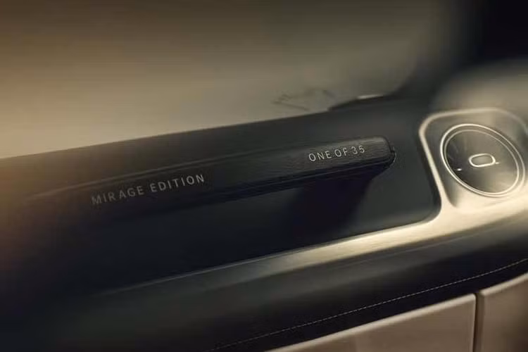 Dù mang diện mạo khác biệt, G63 Mirage Edition không có thay đổi về mặt vận hành. Xe tiếp tục sử dụng động cơ V8 tăng áp kép 4.0L, tương tự mẫu AMG G63 tiêu chuẩn. Đây cũng là dòng động cơ đang được sử dụng trên một số mẫu xe hiệu suất cao khác, trong đó có Aston Martin DB12.