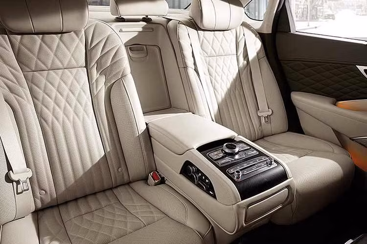 Trong năm đầu tiên mở bán tại Hàn Quốc, tức là 2012, Kia K9 đạt doanh số 13.931 xe, mức cao nhất trong lịch sử của mẫu sedan hạng sang cỡ lớn này. Đến năm 2018, khi thế hệ mới ra mắt, doanh số của xe phục hồi lên 11.843 chiếc.