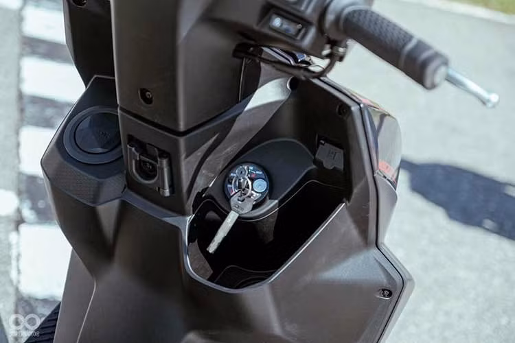 Nhờ thiết kế khung xe hẹp, chiều rộng của khung xe bên trái và bên phải được giảm thiểu tối đa, giúp chiếc xe đạt góc nghiêng lớn nhất trong phân khúc, lên đến 46,4 độ. Với JET SL, SYM đã trực tiếp nâng cấp kích thước trái xi-lanh từ 59mm lên 61mm.