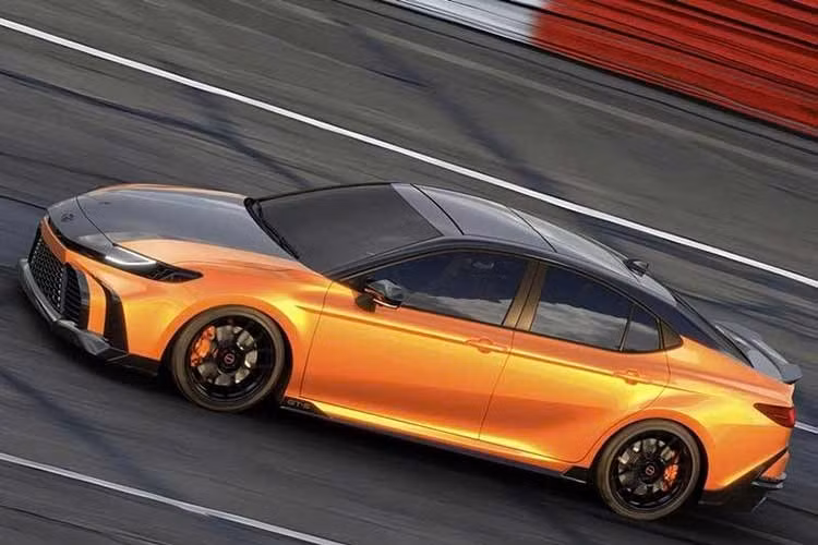 Trước đây, Toyota từng ra mắt Corolla Apex Edition vào năm 2021 với số lượng giới hạn 6.000 chiếc. Phiên bản này không được nâng cấp công suất động cơ, mà tập trung vào việc cải thiện cảm giác lái thông qua hệ thống treo thể thao, giảm xóc tinh chỉnh, hệ thống lái được hiệu chỉnh riêng và chiều cao gầm xe thấp hơn.