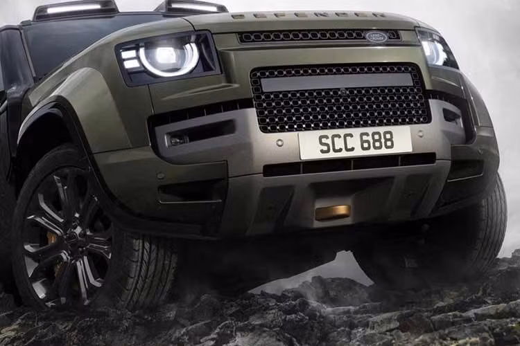 Đầu năm nay, chính BMW cũng đã phải giảm công suất động cơ trên mẫu M5 phiên bản châu Âu để đáp ứng các tiêu chuẩn khí thải khắt khe hơn. Tuy nhiên, động cơ 8 xi-lanh chỉ mất 41 mã lực, so với mức giảm 93 mã lực của Defender.