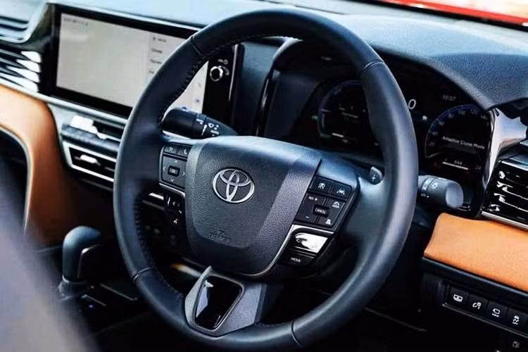 Một chi tiết đáng chú ý là Toyota từng trưng bày một biến thể Camry mang phong cách thể thao tại triển lãm SEMA 2025 ở Las Vegas. Vì vậy, hồ sơ đăng ký nhãn hiệu mới được xem là tín hiệu cho thấy hãng xe Nhật Bản có thể đang nghiêm túc đưa phiên bản này lên dây chuyền sản xuất.