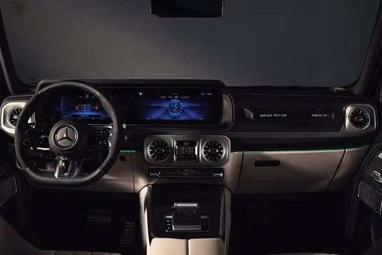 Bên trong nội thất, Mercedes-AMG G63 Mirage Edition toát lên vẻ sang trọng, đẳng cấp, đặc biệt gây ấn tượng với ghế ngồi bọc da 2 tông màu. Xe có bệ cần số và thành cửa làm từ sợi carbon, àn hình trung tâm cỡ lớn kéo dài, cửa gió điều hòa vẫn theo phong cách turbine.