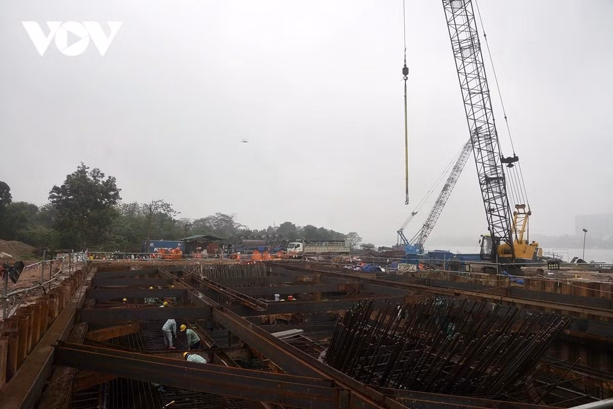Về kết cấu, mỗi trụ cầu chính có móng gồm 20 cọc khoan nhồi đường kính 2m. Hiện tại, cầu chính có 7 vị trí trụ, trong đó có 5 trụ dưới nước và 2 trụ trên bờ.