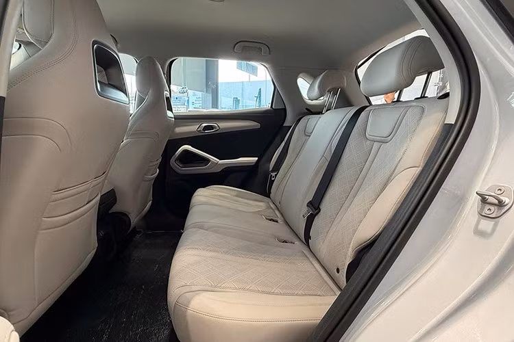BYD cũng tích hợp đến 16 tính năng an toàn cho Atto 2. Trong đó, có 2 radar phía trước và 4 radar phía sau hỗ trợ các hệ thống an toàn đi kèm camera 360 độ hỗ trợ người lái quan sát.