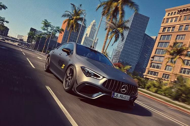 Mercedes-Benz đã giới thiệu CLA thế hệ mới và hiện công ty đang chuẩn bị "khai tử" mọi phiên bản thuộc đời cũ. Là một phần của nỗ lực này, hãng đã giới thiệu bản thể thao đặc biệt cuối cùng Mercedes-Benz CLA 45 S Final Edition.