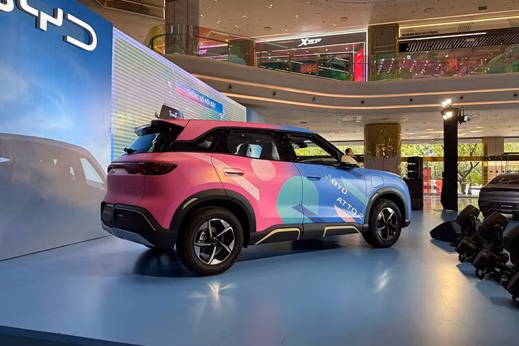 Tính đến thời điểm hiện tại, BYD Atto 2 là mẫu ôtô thuần điện thứ 6 được BYD phân phối tại thị trường Việt Nam. Tuy nhiên, vấn đề trạm sạc quan trong nhất đối với một mẫu xe điện sẽ khiến nhiều khách hàng băn khoăn khi hãng xe này chưa phổ biến trạm sạc công cộng tại Việt Nam.