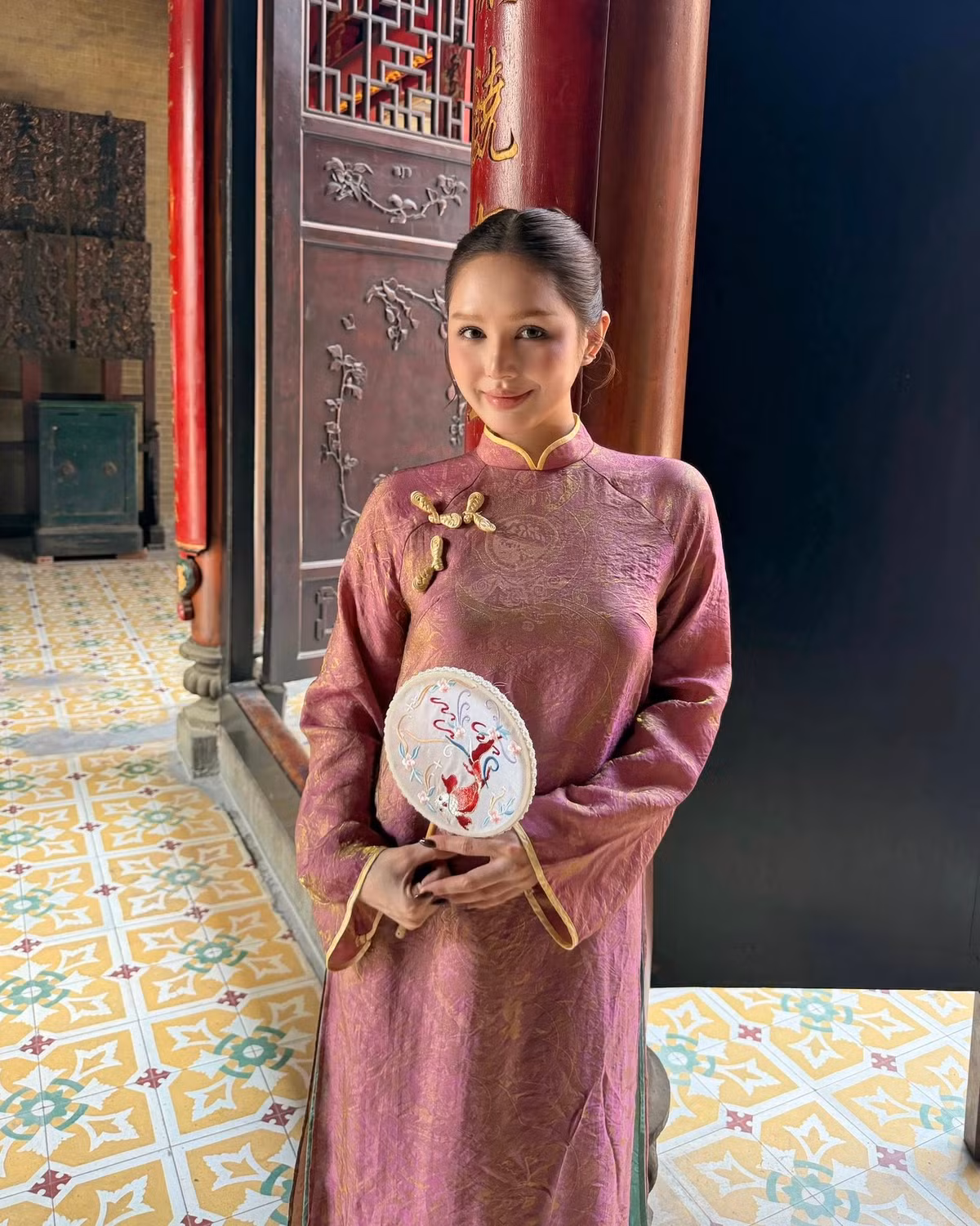 Xoài Non bắt đầu được biết đến rộng rãi qua các bộ ảnh lookbook, sau đó mở rộng hoạt động sang lĩnh vực người mẫu ảnh, tham gia sitcom, đóng MV ca nhạc như “Tìm em trong mơ” của Chi Dân, đồng thời phát triển mạnh mẽ trên các nền tảng mạng xã hội như Instagram, TikTok.