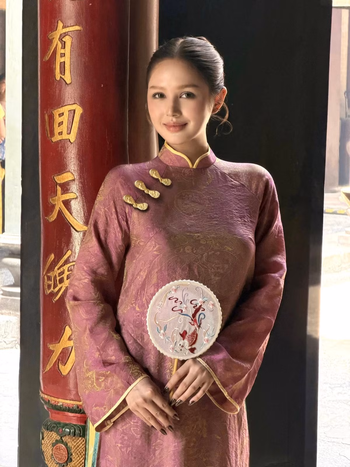 Kiểu tóc búi gọn gàng cùng lối trang điểm nhẹ nhàng càng làm nổi bật gương mặt thanh tú, sống mũi cao, đôi mắt to tròn mang nét lai Tây đặc trưng của hot girl Instagram.