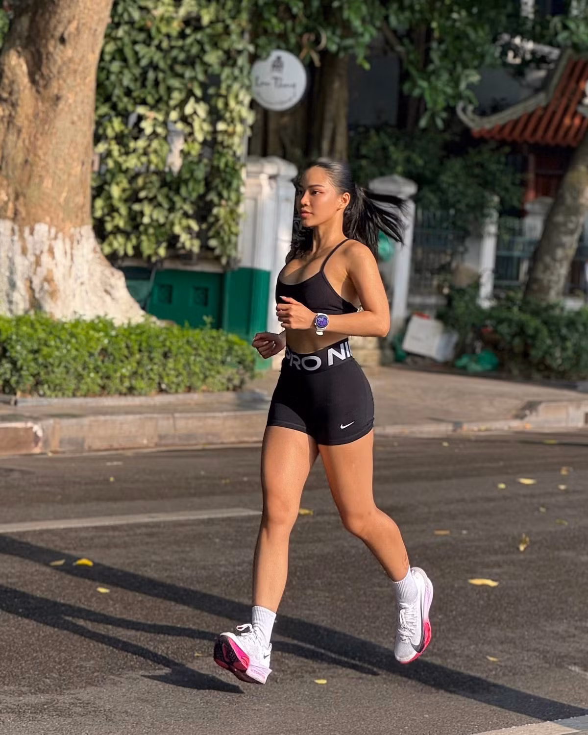 Nếu như phần lớn các vận động viên chọn trang phục thể thao thoải mái, kín đáo để thuận tiện cho việc di chuyển, thì Trâm Anh lại “chơi lớn” khi “bê nguyên” phong cách quyến rũ quen thuộc từ phòng tập ra đường chạy.