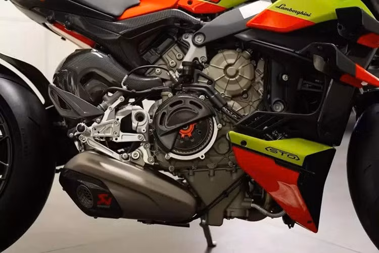 Nếu bạn biết Ducati, hẳn bạn biết rằng việc sử dụng ly hợp khô thay vì ly hợp ướt là "đặc sản" của hãng. Nhà sản xuất xe máy Ý đã phổ biến ly hợp khô vào cuối những năm 1980 và 1990, khiến chúng ta say mê với những chiếc siêu mô tô như 851, 916 và 999. À mà, tiếng kêu kim loại đặc trưng mà bạn thường thấy ở những chiếc Ducati đời cũ chính là nhờ ly hợp khô. Không phải tiếng pô hay tiếng động cơ.