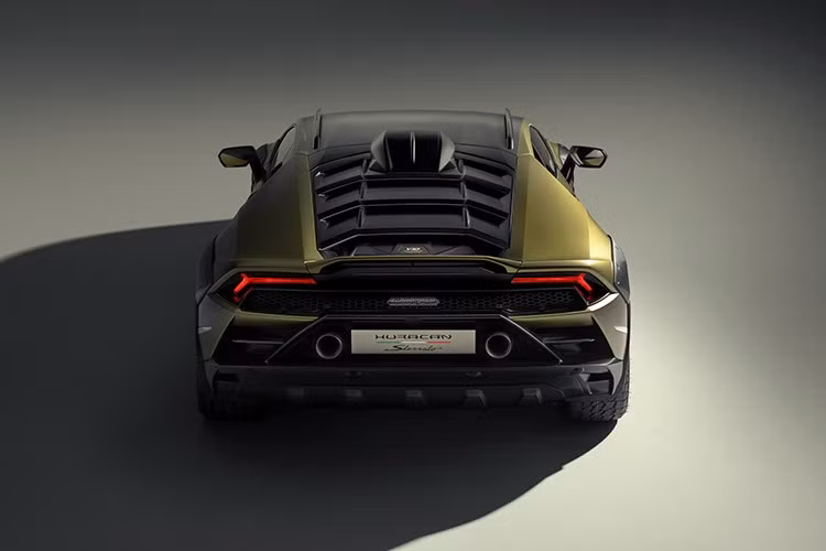 "Trái tim" của Lamborghini Huracan Sterrato là khối động cơ xăng V10, hút khí tự nhiên, dung tích 5.2L, sản sinh công suất tối đa 610 mã lực và mô-men xoắn cực đại 560 Nm. Động cơ này kết hợp với hộp số tự động ly hợp kép 7 cấp và hệ dẫn động 4 bánh toàn thời gian.