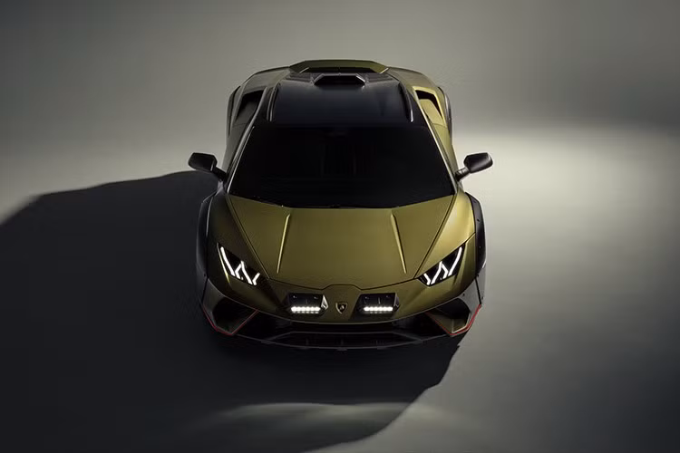 Xe có thêm chế độ lái Rally đặc biệt mới, được dùng để chạy trên những địa hình trơn trượt, có độ bám thấp. Ngoài ra, xe còn có 2 chế độ lái Strada (đường phố) và Sport (thể thao). Xe có thể tăng tốc từ 0-100 km/h trong thời gian 3,4 giây và đạt vận tốc tối đa 260 km/h. Chỉ có đúng 1.499 chiếc Huracan Sterrato được sản xuất và bán ra toàn cầu.