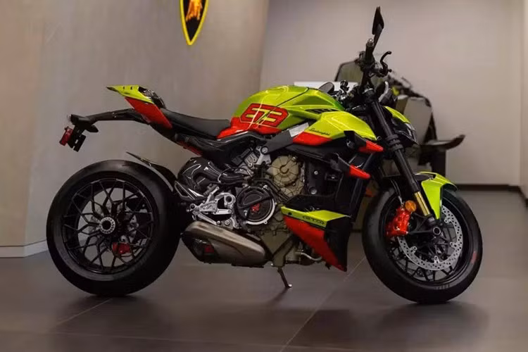 Ducati không còn xa lạ gì với những màn hợp tác với Lamborghini. Họ đã sản xuất Diavel 1260 Lamborghini trước khi ra mắt Streetfighter V4 Lamborghini. Cả hai đều chỉ được sản xuất giới hạn 630 chiếc trên toàn cầu, cũng như sản phẩm hợp tác thứ ba của họ, dựa trên Panigale V4.