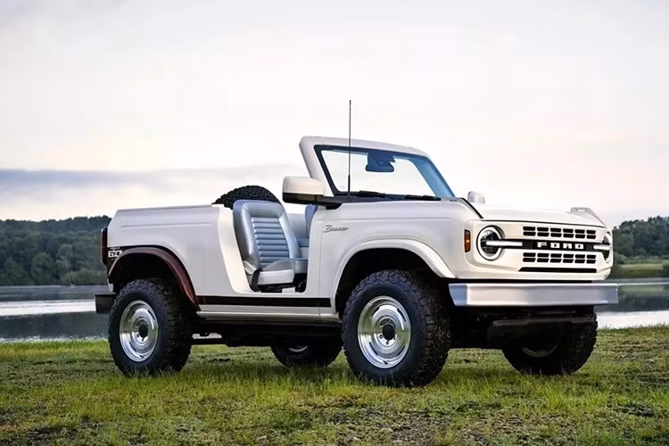 Với Roadster Concept, Ford mong muốn các fan Bronco biết rằng, dù hãng đang tiến về tương lai nhưng không bao giờ quên quá khứ. Đây là lời cam kết rằng sứ mệnh off-road nguyên bản của Bronco vẫn luôn là kim chỉ nam của hãng xe Mỹ.