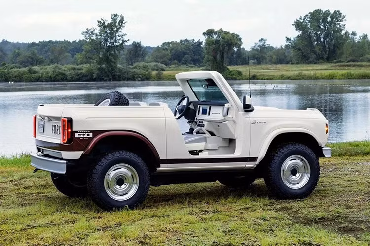 Khi phát triển Bronco và Bronco Sport 2021, Ford làm việc với một nhóm chuyên gia và những người đam mê Bronco. Trong đó, có một người sở hữu chiếc Wimbledon White Roadster năm 1966 giản dị mà đẹp mê hồn.