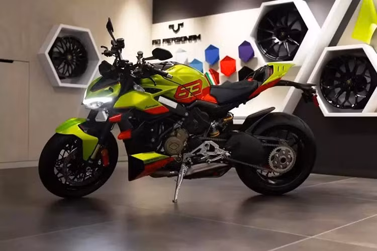 Chiếc Ducati Streetfighter V4 Lamborghini 2023 này là một chiếc mô tô cực hiếm với chỉ 630 chiếc được sản xuất dưới sự hợp tác giữa hai ông lớn đến từ Ý. Xe sở hữu những đường nét thiết kế gợi nhớ đến Huracan STO, một trong những mẫu xe đua biểu tượng nhất của Lamborghini, vốn được phát triển dựa trên những chiếc xe đua Super Trofeo Evo của hãng.