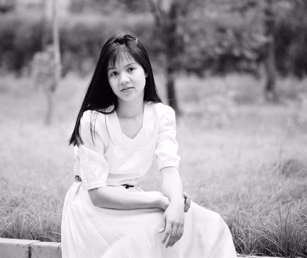 Khán giả không chỉ chờ đợi những nội dung hấp dẫn mà còn để được ngắm nhìn vẻ đẹp tươi trẻ, rạng ngời của nữ nhà báo, MC Diễm Quỳnh. Vẻ đẹp ấy không chỉ đến từ ngoại hình, mà còn toát ra từ sự thông minh, kiến thức sâu rộng và sự tự tin, duyên dáng trong từng lời nói.