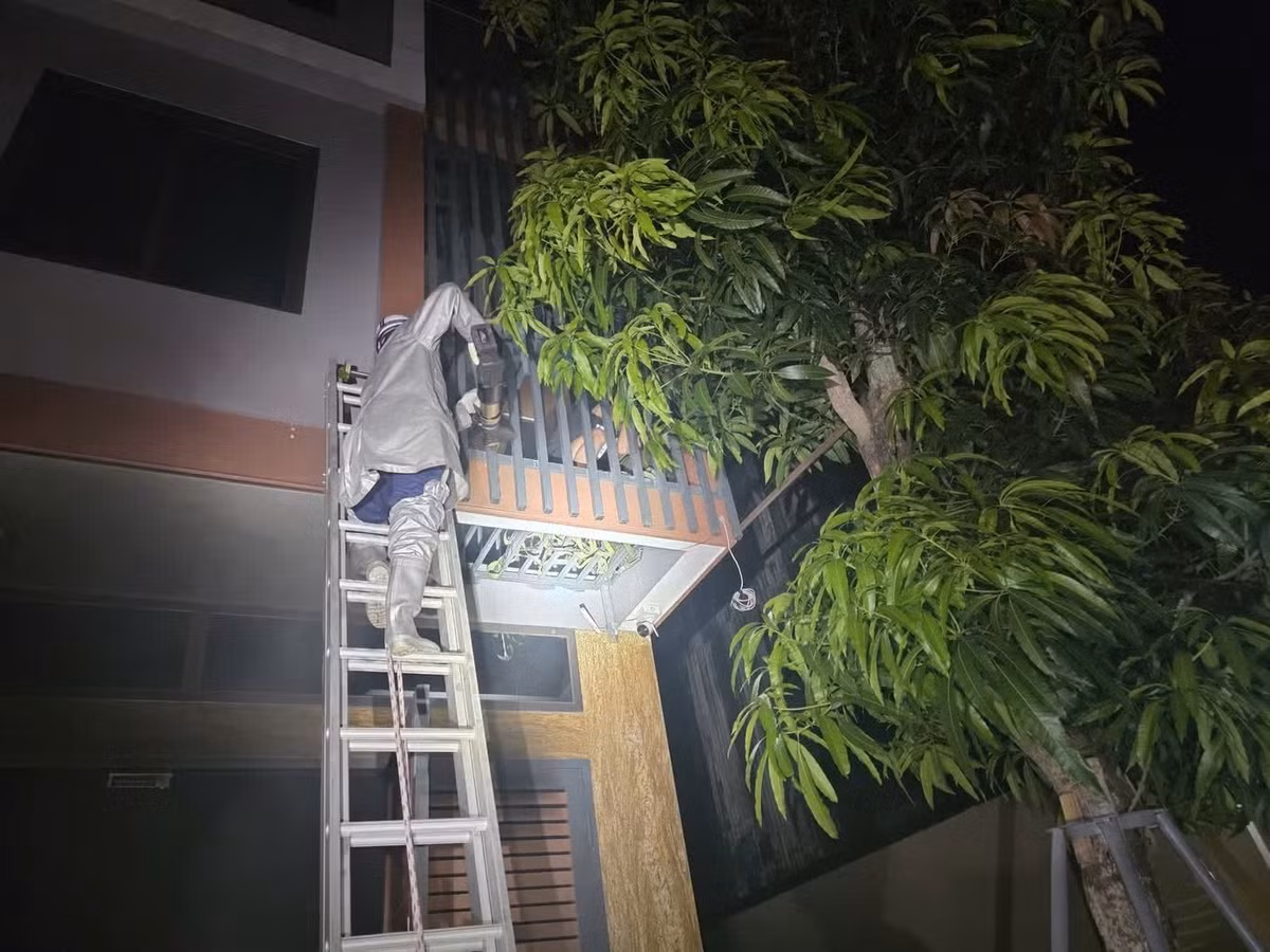 Cảnh sát phá "chuồng cọp" tầng 2 ngôi nhà.
