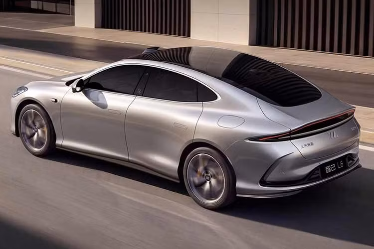 Ngoài ra, 2 bộ pin có dung lượng 76 kWh hoặc 93 kWh, còn mang lại phạm vi hoạt động từ 725-850 km cho mẫu sedan điện có thiết kế thanh thoát này.