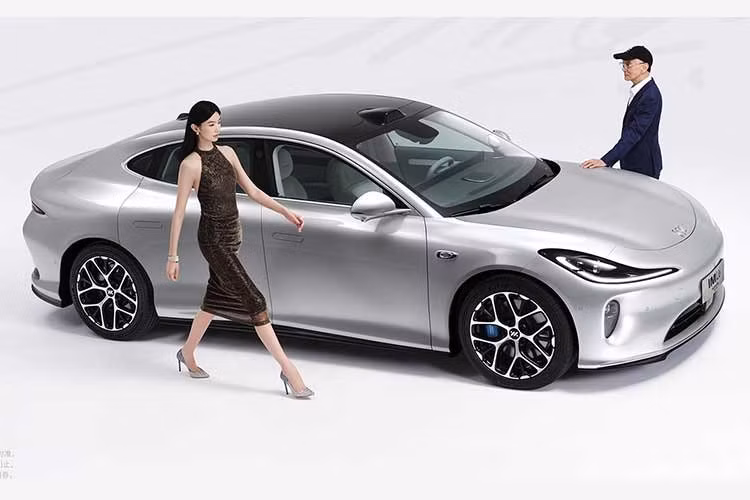 Jimmy Choo là một trong những cái tên dễ nhận biết nhất trong ngành thời trang thế giới hiện nay. Giờ đây, ông đã mang con mắt tinh tế đặc trưng của mình sang ngành công nghiệp ôtô bằng cách tạo ra một phiên bản đặc biệt của mẫu sedan điện L6 thuộc thương hiệu Trung Quốc IM Motors.