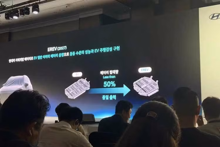 Theo thông tin được công bố, SantaFe EREV được phát triển tại Hàn Quốc nhưng sẽ sản xuất tại nhà máy Hyundai Motor Manufacturing Alabama (HMMA) ở Mỹ. Kế hoạch này nằm trong chiến lược mở rộng hoạt động của Hyundai tại Bắc Mỹ. Hãng đặt mục tiêu bổ sung năng lực sản xuất thêm 500.000 xe trong khu vực, đồng thời nâng tỷ lệ linh kiện có nguồn cung tại địa phương lên hơn 80% vào năm 2030.
