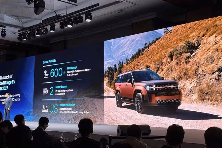 Thông tin được Hyundai Motor Company công bố tại sự kiện CEO Investor Day 2026. Hyundai Sant Fe EREV 2027 được xem là một trong những bước đi mới của hãng tại Bắc Mỹ, hướng tới nhóm khách hàng muốn sử dụng xe điện trong nhu cầu đi lại hàng ngày nhưng vẫn cần sự linh hoạt cho những hành trình dài.