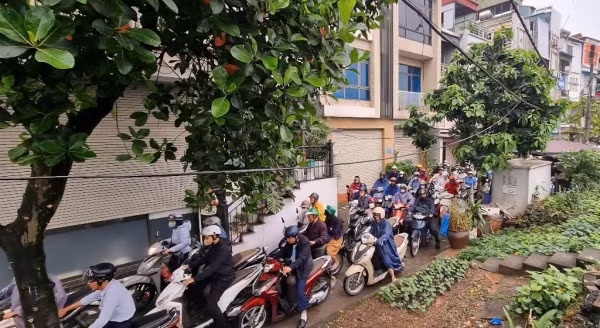 Đường ngoài đê được người dân đi xe mô tô xem là lối đi lý tưởng hơn.