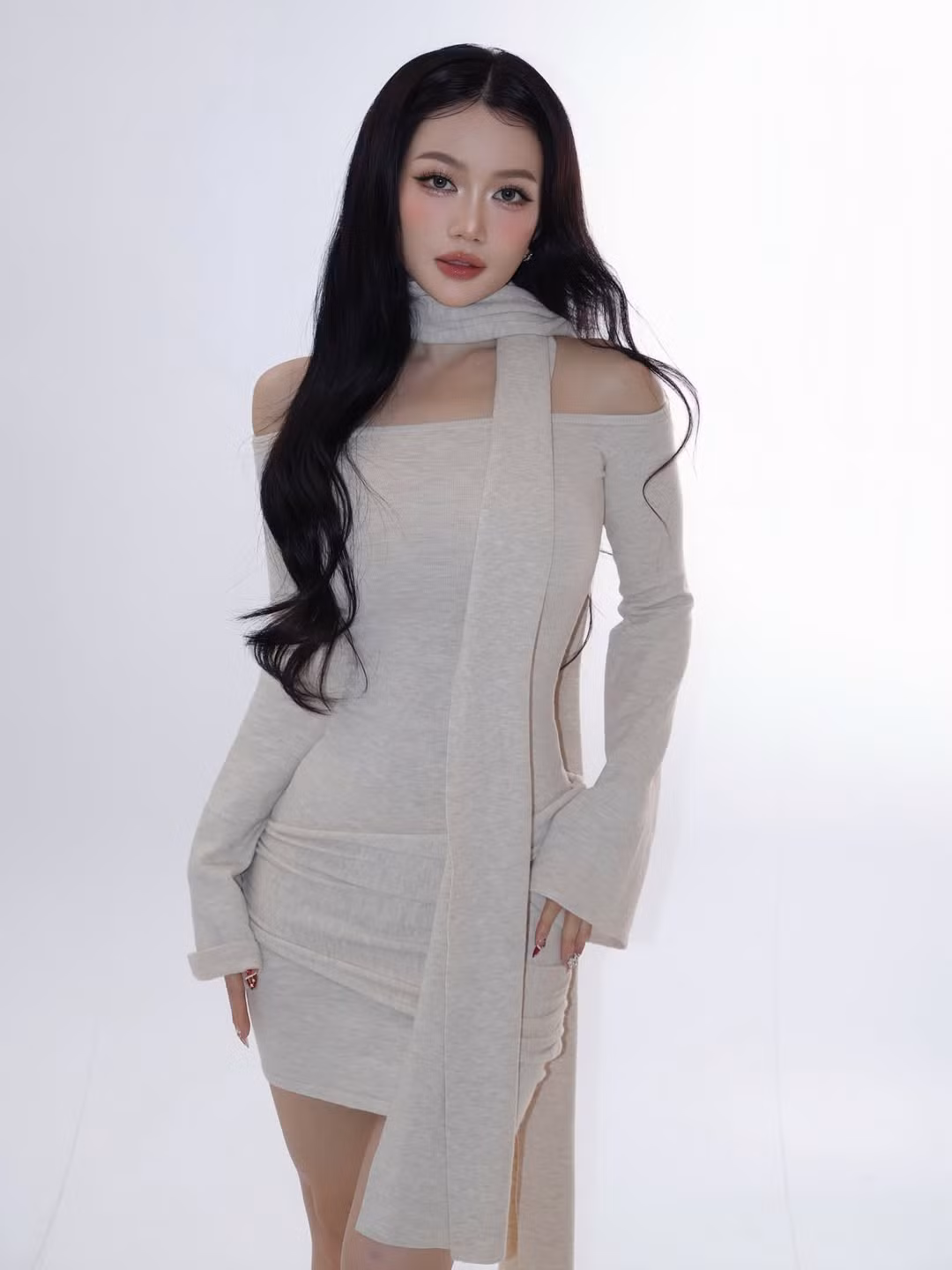 Trước khi được biết đến rộng rãi, Sĩ Thanh từng làm kiểm soát viên không lưu – một công việc đòi hỏi kỷ luật và áp lực cao. Quyết định rẽ hướng sang nghệ thuật cho thấy sự táo bạo và cá tính rất riêng của cô.