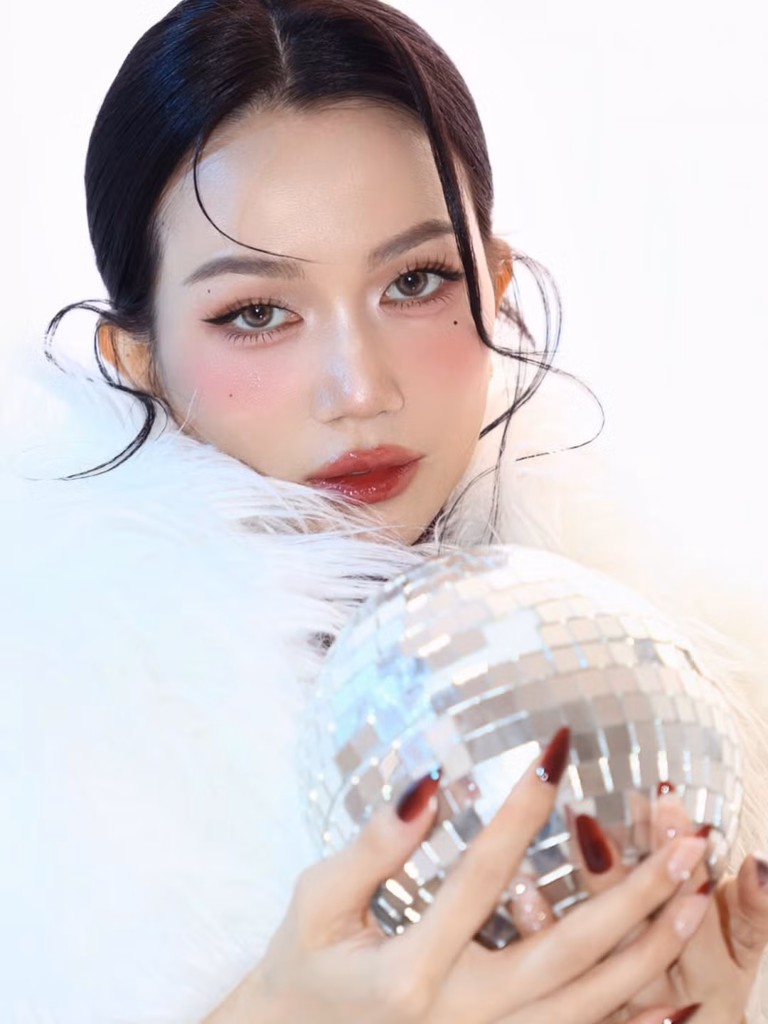 Ánh mắt sâu, hàng mi cong vút và sống mũi thanh tú giúp gương mặt Sĩ Thanh toát lên nét quyến rũ, không ồn ào mà càng nhìn càng cuốn.