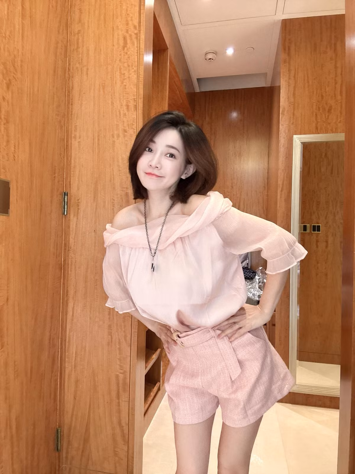 Ngay trong tháng đầu tiên livestream, Phi Phi thu về số tiền khổng lồ lên đến hơn 400 triệu VND khi quy đổi. Tuy nhiên, nữ YouTuber khẳng định trong suốt thời gian hoạt động, cô luôn giữ nguyên tắc, không vượt qua ranh giới.