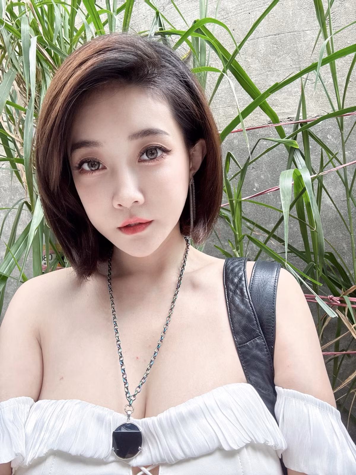Theo lời kể, Phi Phi chỉ hoạt động hai tháng rồi rời đi. Khoản thu nhập cô kiếm được, ngoài việc trợ giúp gia đình, phần lớn đã được mang đi làm từ thiện.