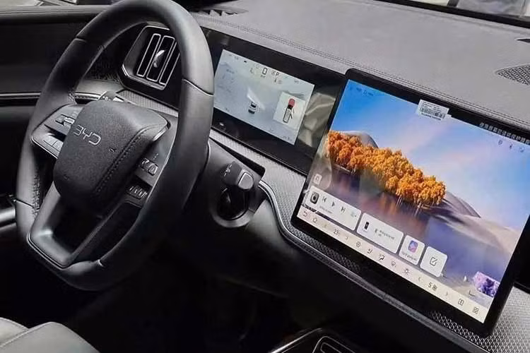 Xe được trang bị ghế hành khách phía trước chỉnh điện 4 hướng, hàng ghế sau gập 60:40 với tựa tay trung tâm tích hợp giá để ly, bảng đồng hồ kỹ thuật số 8,8 inch, màn hình cảm ứng trung tâm 12,8 inch, hỗ trợ kết nối Apple CarPlay/Android Auto không dây, điều khiển bằng giọng nói và hệ thống âm thanh 8 loa.