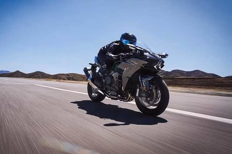 Cả hai phiên bản Kawasaki Ninja H2 2027 tiêu chuẩn và Carbon đều chỉ có duy nhất tùy chọn màu sơn đen bóng Mirror Coated Spark Black. Xe dự kiến bắt đầu có mặt tại các đại lý với số lượng giới hạn vào cuối năm nay.