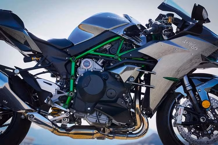 Hệ thống điện tử trên siêu mô tô Kawasaki Ninja H2 2027 mới cũng được cập nhật bao gồm khả năng kết nối điện thoại thông minh và hai giao diện hiển thị cập nhật trên bảng đồng hồ màn hình màu TFT.