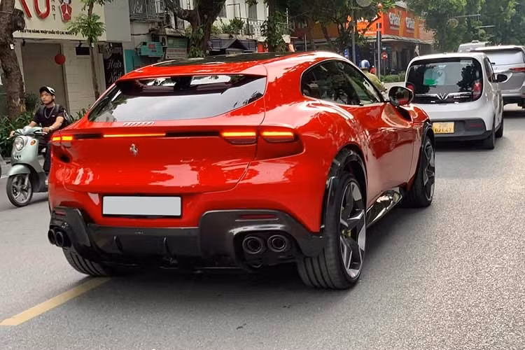 Thiết kế ngoại thất của mẫu siêu xe Ferrari Purosangue giống như một sự kết hợp giữa "người anh em" Roma, thân xe kiểu Ferrari FF 2012 và các tỷ lệ thiết kế đặc trưng SUV. Trong đó có thể dễ dàng thấy ảnh hưởng của Roma qua hệ thống đèn định vị LED và đèn hậu LED đôi (đèn pha thực tế nằm dưới cản trước).