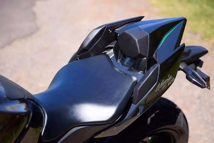 Nâng cấp đáng chú ý tiếp theo của Ninja H2 là heo phanh Brembo Hypure 4 piston phía trước kết hợp cùng đĩa phanh bán nổi đường kính 330mm. Phía sau sử dụng đĩa phanh 250mm kết hợp heo phanh 2 piston Brembo P2 34.