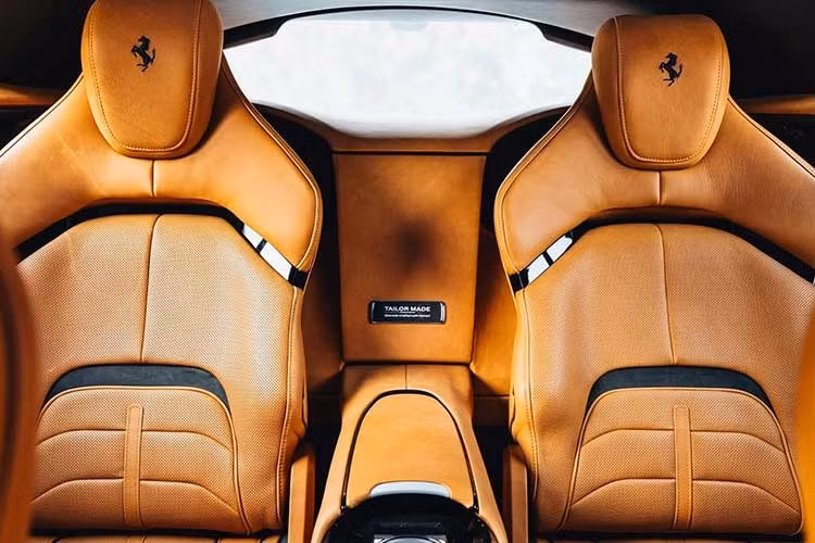 Ferrari Purosangue sử dụng động cơ V12 hút khí tự nhiên dung tích 6,5 lít. Khối động cơ này cho công suất tối đa 715 mã lực và mô-men xoắn cực đại 715 Nm, kết hợp hộp số ly hợp kép 8 cấp cùng hệ dẫn động 4 bánh toàn thời gian. Nhờ hệ truyền động trên, Purosangue có khả năng tăng tốc từ 0 lên 100 km/h trong 3,3 giây. Tốc độ tối đa của xe vượt 310 km/h.