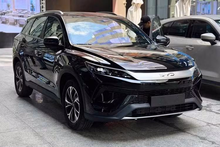 Vào hồi tháng 3 đầu năm nay, BYD đã chính thức giới thiệu mẫu SUV cỡ nhỏ Sealion 5 ở thị trường Thái Lan. Đến nay, mẫu xe Trung Quốc này đã có mặt ở Việt Nam và được nhận cọc tại đại lý. Theo thông tin từ đại lý, BYD Sealion 5 sẽ chính thức ra mắt thị trường Việt Nam vào tháng 10 năm nay.