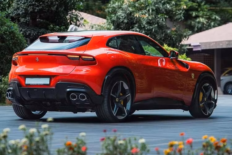 Hệ thống treo chủ động của Ferrari Purosangue là trang bị không thể không nhắc tới, mỗi thanh phuộc ở từng bánh xe đều được trang bị mô-tơ điện 48V làm mát bằng chất lỏng, có thể tự động điều chỉnh độ nén xả, phù hợp theo tùy điều kiện mặt đường hoặc tăng độ cứng vững cho xe khi vào cua...