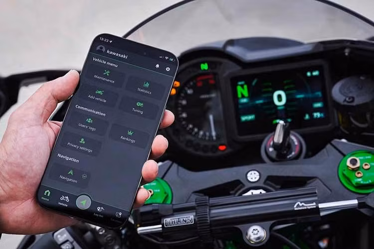 Sự tương đồng giữa các mẫu xe còn thể hiện ở việc Ninja H2 mới chuyển từ pô đôi bóng loáng sang ống xả đơn, tương tự thiết kế trên H2 SX và mẫu siêu naked bike Z H2. Thay đổi này cho thấy các cải tiến bên trong động cơ được Kawasaki rút ra từ những mẫu xe đã đáp ứng sẵn tiêu chuẩn khí thải mới.